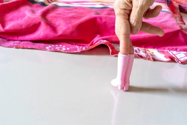 Oude Vrouw Hand Speelt Roze Plastic Laarzen Speelgoed Post Als — Stockfoto
