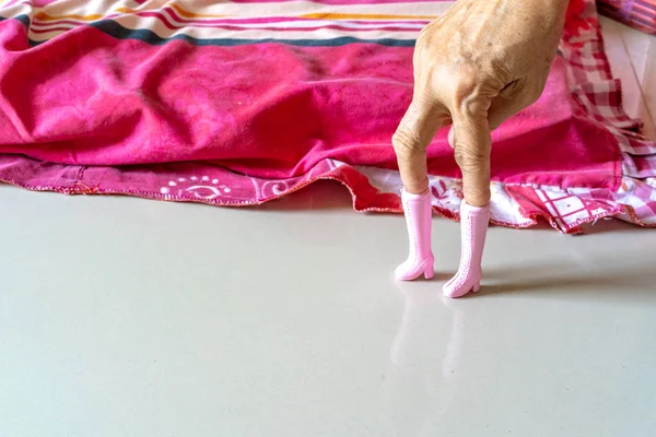 Mão Velha Joga Brinquedo Botas Plástico Rosa Postá Como Post — Fotografia de Stock