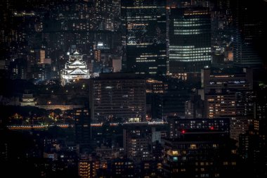 Osaka Kalesi birdeye veya üst görünümünde, cityscape geceleri ışıklı ve yüksek bina çevresinde, Osaka ili, Japonya.