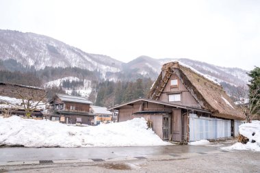 Shirakawago ve Gokayama'de Japonya'nın Unesco Dünya Mirasları biridir. Çiftlik köyü ve arkasında dağ.