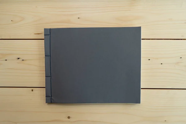 Notebook Preto Clássico Mesa Madeira — Fotografia de Stock