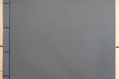 ahşap masa üstünde klasik siyah defter.