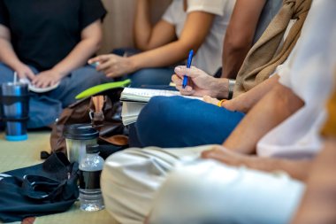 insanlar bir şey üstünde defter Eko sosyal sınıf ders bölümünde yazmak.