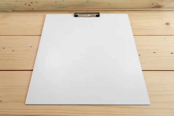 Witte Lege Kunststof Klembord Lag Houten Tafel — Stockfoto