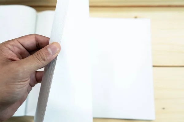 Mano Hombre Abrir Cuaderno Blanco Vacío Mesa Madera —  Fotos de Stock