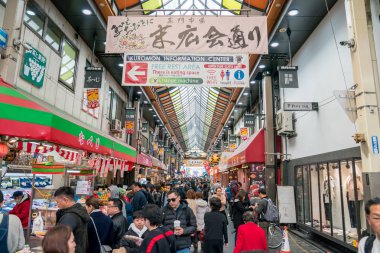 Osaka, Japonya - 3 Mar 2018; Japon yerel halkın, turistlerin ve yürüyüş ve yemek Kuromon Ichiba Pazar (balık pazarı), Osaka, Japonya seyahat etmek.