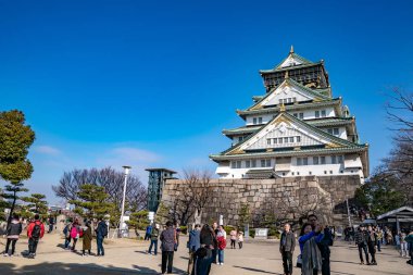 Osaka, Japonya - 4 Mar 2018: Japonca, turist, seyahat etmek kuru ağacın etrafında, Oaska, Japonya ile Mar 2018 yılında Osaka Kalesi yürüdü.
