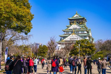 Osaka, Japonya - 4 Mar 2018: Japonca, turist, seyahat etmek kuru ağacın etrafında, Oaska, Japonya ile Mar 2018 yılında Osaka Kalesi yürüdü.