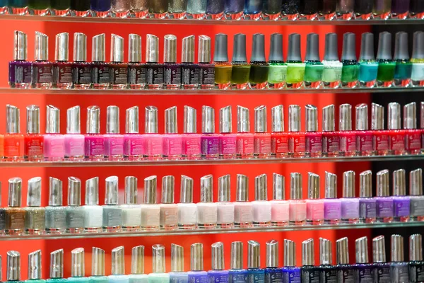 Bangkok, Tayland - 22 Kasım 2017: renkli çivi Perdah çivi Perdah dükkan mağaza, Bangkok, Tayland, Thailand, cam raf düzenlenmiştir.