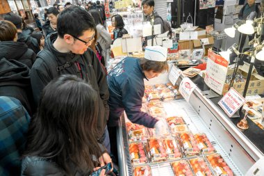 Osaka, Japonya - 3 Mar 2018; Japon yerel halkın, turistlerin ve yürüyüş ve yemek Kuromon Ichiba Pazar (balık pazarı), Osaka, Japonya seyahat etmek.