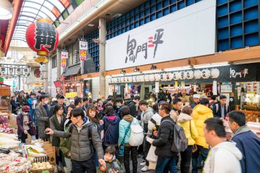 Osaka, Japonya - 3 Mar 2018; Japon yerel halkın, turistlerin ve yürüyüş ve yemek Kuromon Ichiba Pazar (balık pazarı), Osaka, Japonya seyahat etmek.