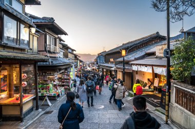 Kyoto, Japonya - 2 Mar 2018: insanlar (Gezgin, Tur Grup, yöre halkı, Japon halkı) yürüyüş ve alışveriş, yemek, aperatifler ve Hediyelik eşya sokak ön kısmında Kiyomizu-dera Tapınağı 2 Mar 2018, Kyoto, Japonya.