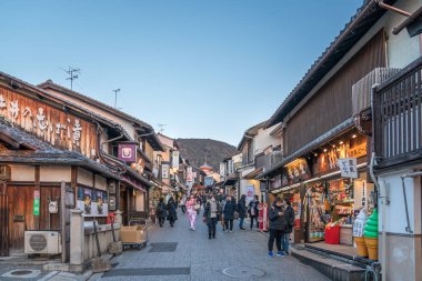 Kyoto, Japonya - 2 Mar 2018: insanlar (Gezgin, Tur Grup, yöre halkı, Japon halkı) yürüyüş ve alışveriş, yemek, aperatifler ve Hediyelik eşya sokak ön kısmında Kiyomizu-dera Tapınağı 2 Mar 2018, Kyoto, Japonya.