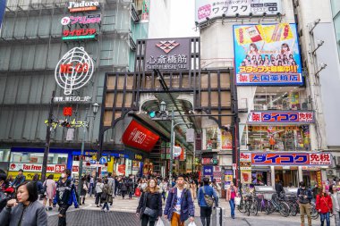 Osaka, Japonya - 3 Mar 2018: Japon halkı, seyahat etmek, turistler, alışveriş ve Shinsaibashi alışveriş caddesi Bustling (alışveriş bölgesi), high-end vergiden muaf dükkan geniş bir yer yemek Osaka, Japonya