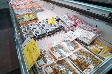 Osaka, Japonya - 3 Mar 2018; Japon yerel taze gıdalar; deniz ürünleri, balık, sashimi, meyve, stawberrry, kirpi balığı, somon, Kuru gıda, yengeç, vb, yürüyüş ve Kuromon Ichiba markette (balık pazarı yeme turist)