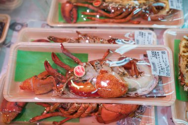 Osaka, Japonya - 3 Mar 2018; Japon yerel taze gıdalar; deniz ürünleri, balık, sashimi, meyve, stawberrry, kirpi balığı, somon, Kuru gıda, yengeç, vb, yürüyüş ve Kuromon Ichiba markette (balık pazarı yeme turist)