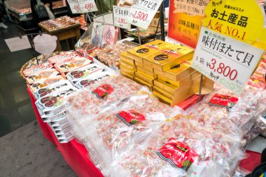 Osaka, Japonya - 3 Mar 2018; Japon yerel taze gıdalar; deniz ürünleri, balık, sashimi, meyve, stawberrry, kirpi balığı, somon, Kuru gıda, yengeç, vb, yürüyüş ve Kuromon Ichiba markette (balık pazarı yeme turist)