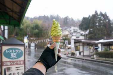 Kyoto, Japonya - 1 Mar 2018: yeşil çay süt yumuşak krem / dondurma külahı turist ve gezginler için küçük Kyoto'da yapılan yapıldı.