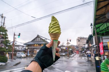Kyoto, Japonya - 1 Mar 2018: yeşil çay süt yumuşak krem / dondurma külahı turist ve gezginler için küçük Kyoto'da yapılan yapıldı.