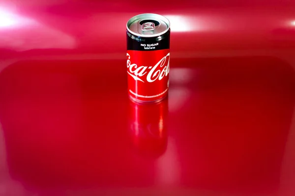 バンコク タイ王国 2018 コカひととおりゼロ缶 180 砂糖なし タイのコカ コーラ社によって生成されます それは自動販売機と一般店で販売されている人気のある清涼飲料ソーダです — ストック写真