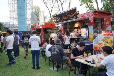 Bangkok, Tayland - 17 Ağustos, 2016: kişi katıldı birçok foodtrucks konteyner Bahçe, onlar yiyecek satın almak ve arkadaşları, bu olay Rca yakın karşılamak için bekleyen iç mutlu.