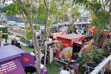 Bangkok, Tayland - 17 Ağustos, 2016: kişi katıldı birçok foodtrucks konteyner Bahçe, onlar yiyecek satın almak ve arkadaşları, bu olay Rca yakın karşılamak için bekleyen iç mutlu.