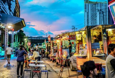 Bangkok, Tayland - 10 Kasım, 2017: kişi gece, gıda alımı, arkadaşlar toplantı, bekleyen ve foodtruck dükkandan yemek yerken mutlu foodtruck olay katıldı. Bu olay Rca yakın. (Royal City Avenue)