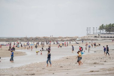 Chonburi, Tayland - 12 Ağustos 2018: Tayland halkı ve turistlerin oynamak, sakin ol ve yenileme ile onların uzun hafta sonu tatil Bangsaen kumsalda (Bangkok tarafından en yakın plaj), Chonburi, Tayland, Thailand.