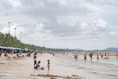 Chonburi, Tayland - 12 Ağustos 2018: Tayland halkı ve turistlerin oynamak, sakin ol ve yenileme ile onların uzun hafta sonu tatil Bangsaen kumsalda (Bangkok tarafından en yakın plaj), Chonburi, Tayland, Thailand.