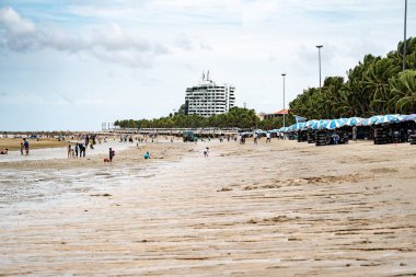 Chonburi, Tayland - 12 Ağustos 2018: Tayland halkı ve turistlerin oynamak, sakin ol ve yenileme ile onların uzun hafta sonu tatil Bangsaen kumsalda (Bangkok tarafından en yakın plaj), Chonburi, Tayland, Thailand.
