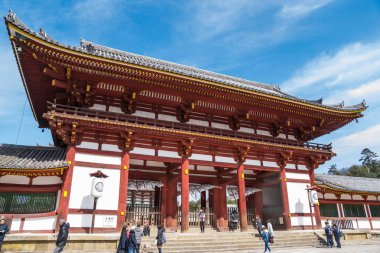 Nara, Japonya - 2 Mar 2018: kişi (Gezgin, Tur Grup, yöre halkı, Japon halkı) ziyaret ve öğleden sonra Nara ili, Todaiji tapınak seyahat Japonya.