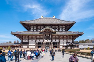Nara, Japonya - 2 Mar 2018: kişi (Gezgin, Tur Grup, yöre halkı, Japon halkı) ziyaret ve öğleden sonra Nara ili, Todaiji tapınak seyahat Japonya.