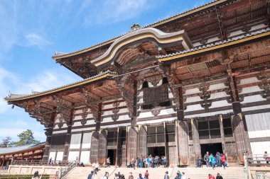 Nara, Japonya - 2 Mar 2018: kişi (Gezgin, Tur Grup, yöre halkı, Japon halkı) ziyaret ve öğleden sonra Nara ili, Todaiji tapınak seyahat Japonya.
