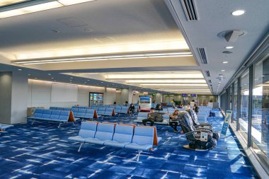 Kansai bölgesinde, Osaka, Japonya - 4 Mar 2018: yolcu oturmak ve beklemek Kansai Uluslararası Havaalanı Uçak üzerinde 4 Mar 2018 yılında öğleden sonra., Osaka, Japonya.