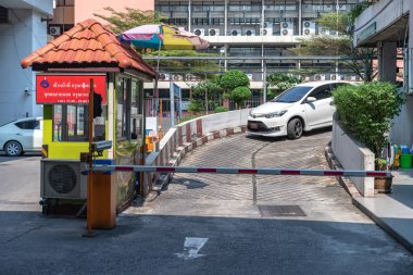 Bangkok, Tayland - 4 Şubat, 2018: çıkış yolu kiosk güvenlik ilkesi Rama Hastanesi, Bangkok, Tayland için Bina Park uzak aşağı araba sürüş.