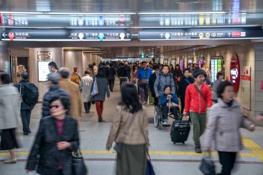 Namba bölgesi, Osaka, Japonya - 3 Mar 2018: Japon yolcu undergroud içinde etrafında yürüdü / metroda be istasyonu., Namba Tren İstasyonu, Oaska, Japonya.