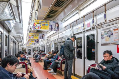 Osaka, Japonya - 28 Şubat 2018: yolcular Sakaihigashi istasyonundan tren Namba istasyonunun, Osaka ili, Japonya.