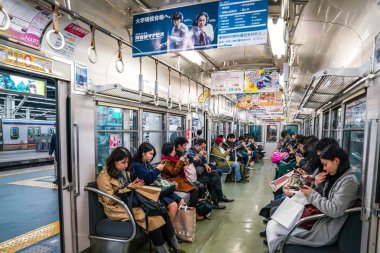 Osaka, Japonya - 28 Şubat 2018: yolcular Sakaihigashi istasyonundan tren Namba istasyonunun, Osaka ili, Japonya.