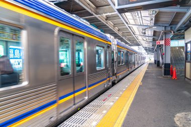 Osaka, Japonya - 3 Mar 2018: Tren İstasyonu ve platform çevre Sakaihigashi istasyonunda öğleden sonra Osaka, Japonya.