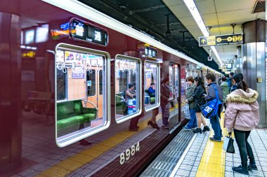 Osaka, Japonya - 3 Mar 2018: yolcu yürüyüş ve yerel Japonya tren No 8984 yeraltı ve ileri gitmek oturup Tren İstasyonu, Namba, Osaka, Japonya