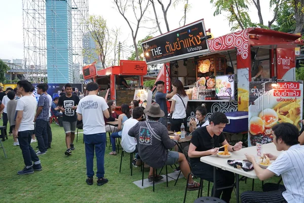Bangkok, Tayland - 17 Ağustos, 2016: kişi katıldı birçok foodtrucks konteyner Bahçe, onlar yiyecek satın almak ve arkadaşları, bu olay Rca yakın karşılamak için bekleyen iç mutlu.