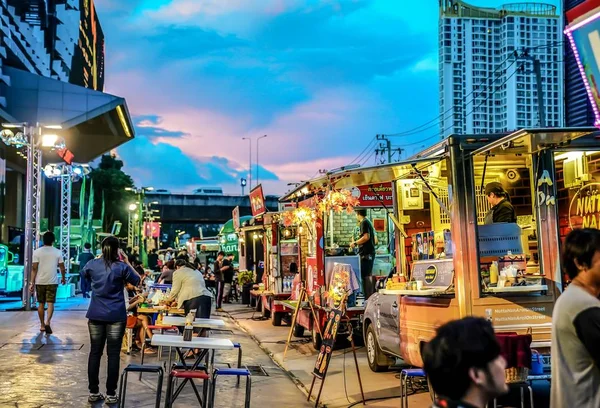 Bangkok, Tayland - 10 Kasım, 2017: kişi gece, gıda alımı, arkadaşlar toplantı, bekleyen ve foodtruck dükkandan yemek yerken mutlu foodtruck olay katıldı. Bu olay Rca yakın. (Royal City Avenue)
