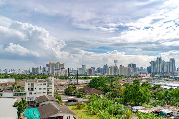 泰国曼谷 2018年9月13日 曼谷城市景观在 Ratchada 地区与建筑和建筑区周围的一天 开放的天空 — 图库照片