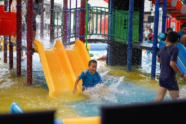 Bangkok Tailândia Abr 2018 Crianças Estão Jogando Parque Temático Água — Fotografia de Stock