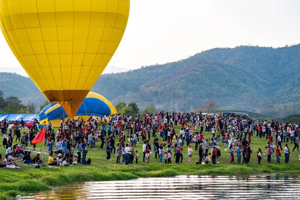 泰国清莱 2018年2月15日 星海园气球嘉年华 8年与很多人参加活动 他们正在等待气球起飞 着陆比赛 — 图库照片