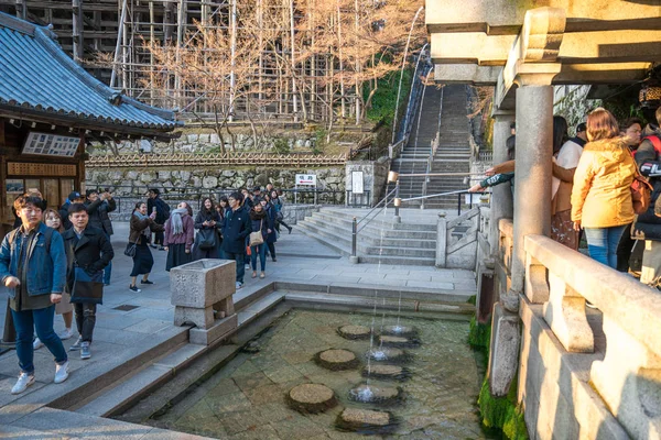 Kioto Japón Marzo 2018 Personas Que Esperan Fila Recogiendo Agua — Foto de Stock