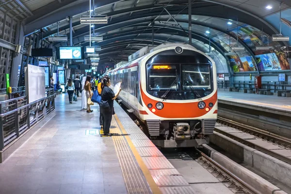 Bangkok, Tayland - 2 Nisan, 2018: Tay yolcu bekledi gökyüzü tren için; Havaalanı Tren suvarnabhumi Havaalanı ve diğer istasyonlar için bağlantı Phaya Thai İstasyonu (A8) platformunda.