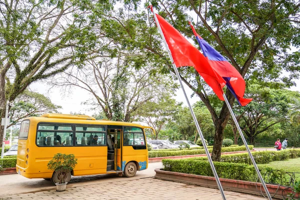 老挝顿彭区 2018年1月13日 黄色老挝大巴在金三角经济特区等候乘客 — 图库照片