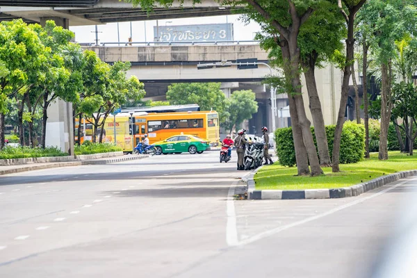 泰国曼谷 2018年6月17日 三名泰国交警 警察在泰国曼谷路口附近的公路上执勤 — 图库照片