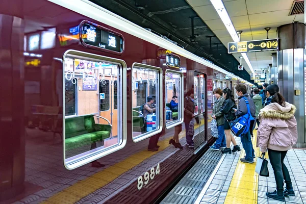 Осака Японія Березня 2018 Пасажирів Ходьби Сидіти Місцевих Підземних Японії — стокове фото